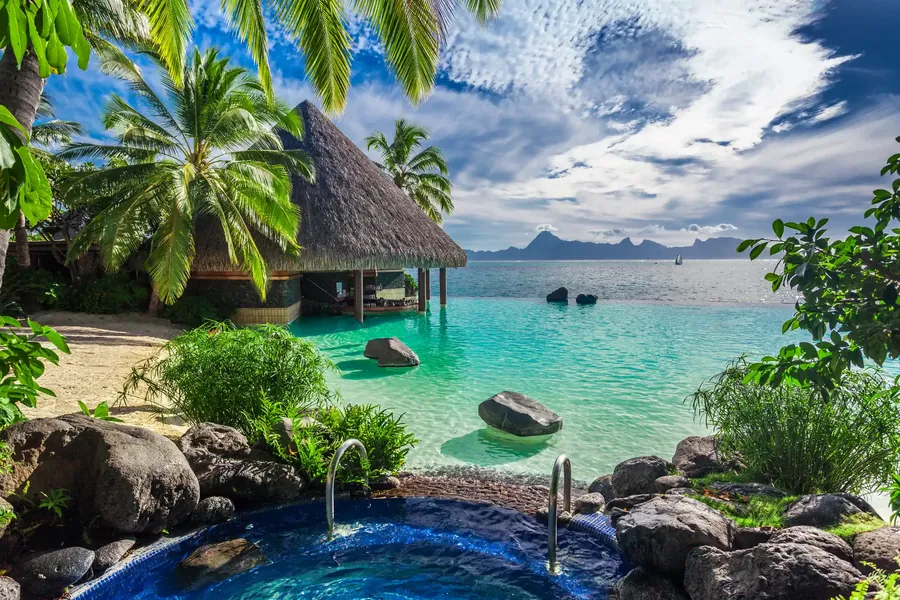 Ein Infinity-Pool und Whirlpool über einem tropischen Walddach