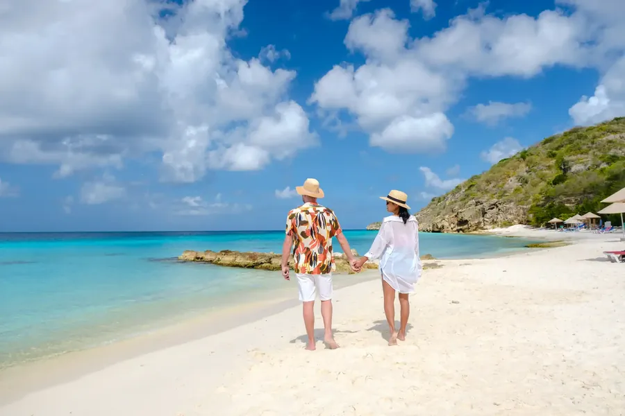 Playa Porto Mari auf Curaçao mit Palmen, weißem Sand und ruhigem blauem Wasser