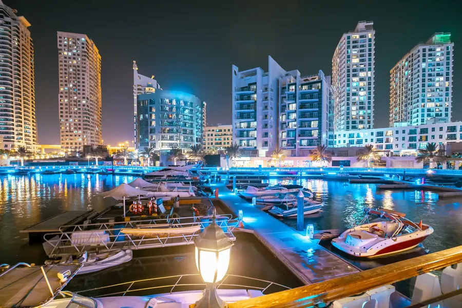 Dubai Marina mit Jachten im Wasser und Glastürmen dahinter