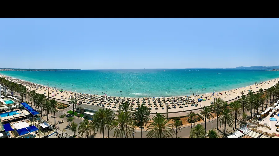 Die Playa de Palma von oben, ein langer Sandstrand mit palmengesäumter Promenade