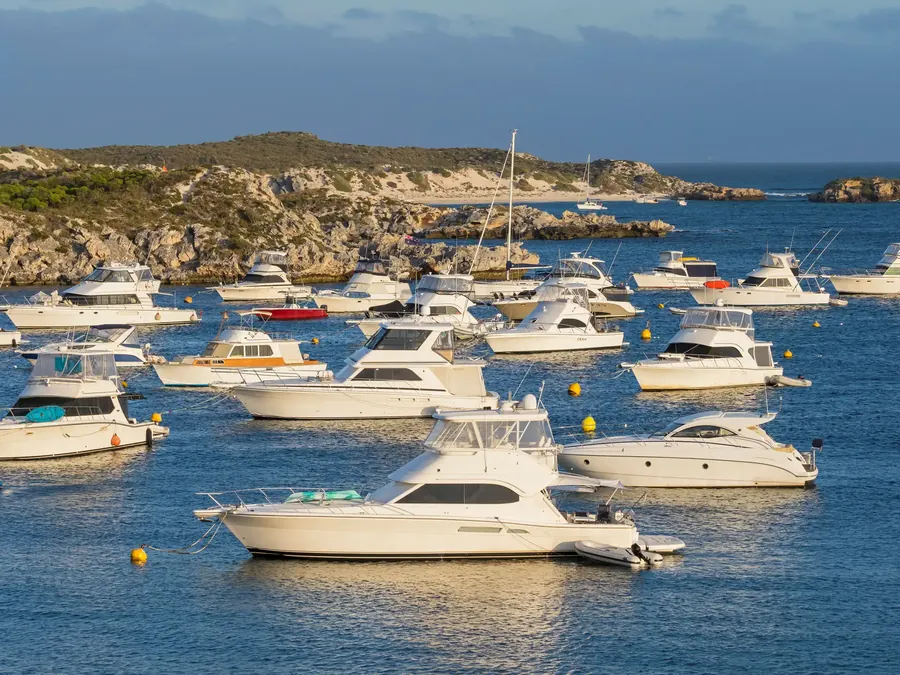 Geordie Bay auf Rottnest Island mit Booten in türkisem Wasser