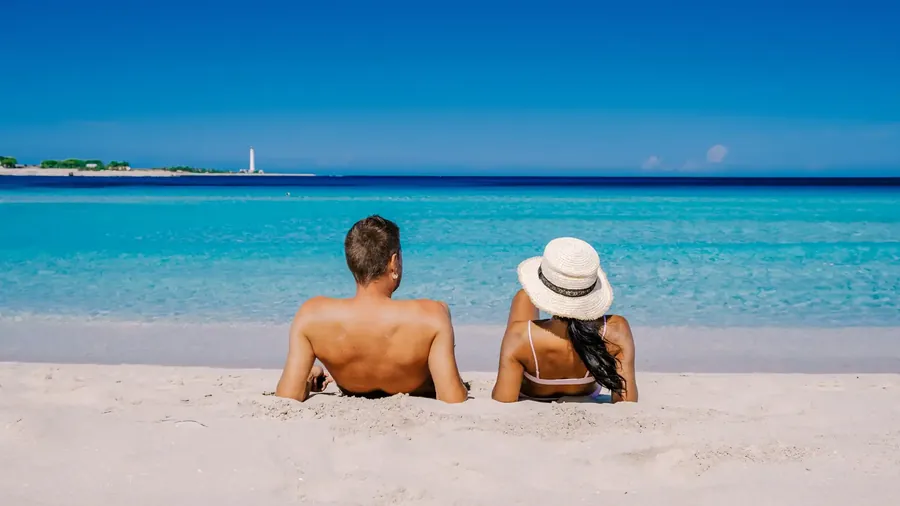 Der Strand von San Vito Lo Capo mit weißem Sand, türkisem Wasser und dem Monte Monaco dahinter