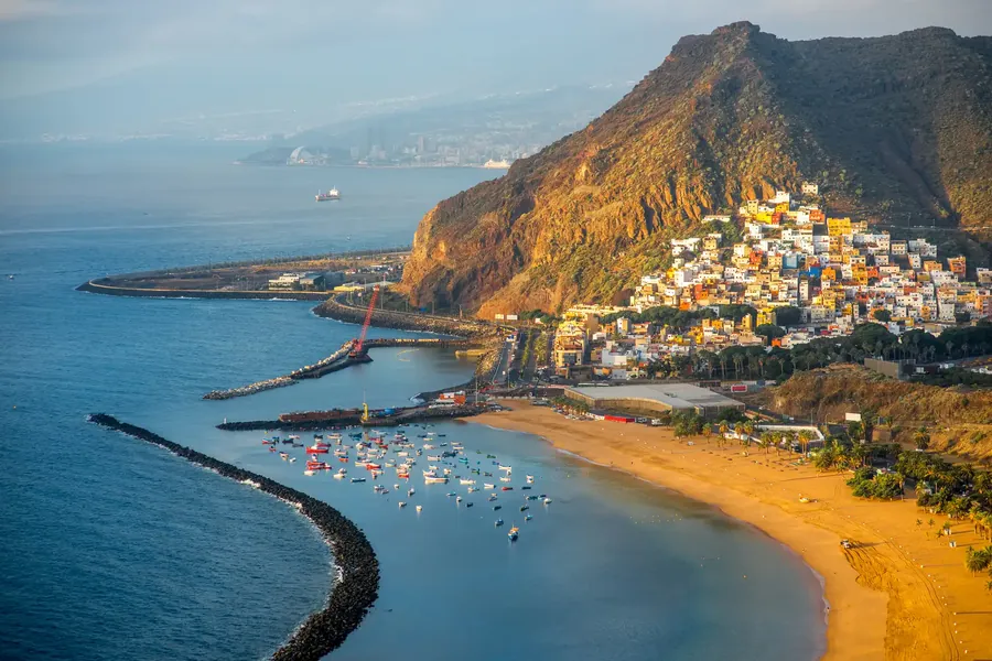 Der Strand Las Teresitas mit goldenem Sand, Palmen und den Anaga-Bergen dahinter