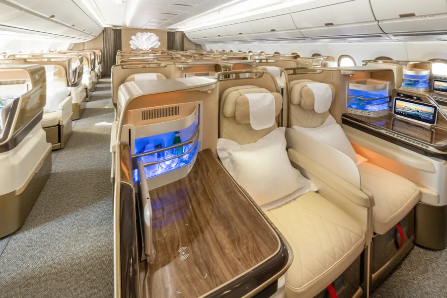 Business-Class-Sitze in 1-2-1-Anordnung im Emirates Airbus A350