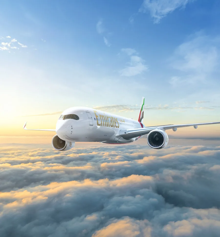 Emirates Airbus A350 im Flug über den Wolken