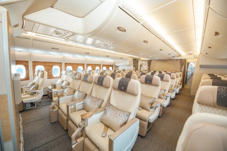 Cremefarbene Sitze in der Premium Economy von Emirates