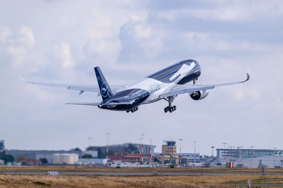 Lufthansa Airbus A350-1000 in Jubiläumslackierung beim Start