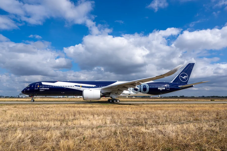 Der erste Lufthansa Airbus A350-1000 mit dem Namen Deutschland in Jubiläumslackierung
