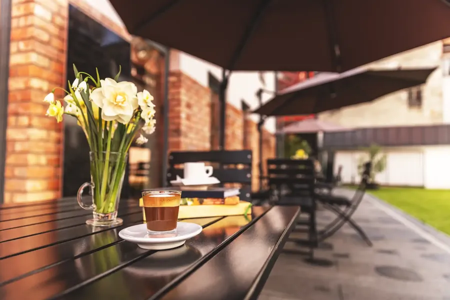 Morgenkaffee auf einem Terrassentisch