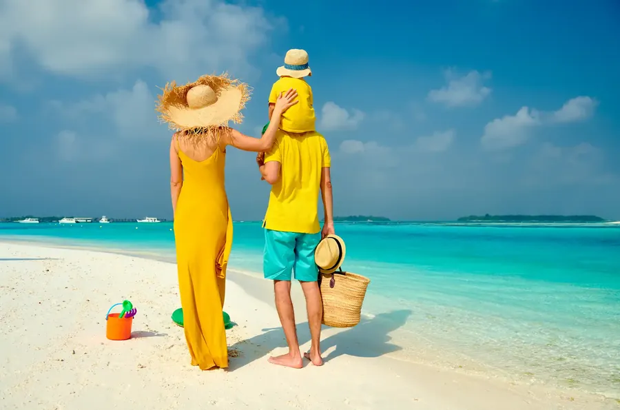 Eine Familie mit einem kleinen Jungen am Strand