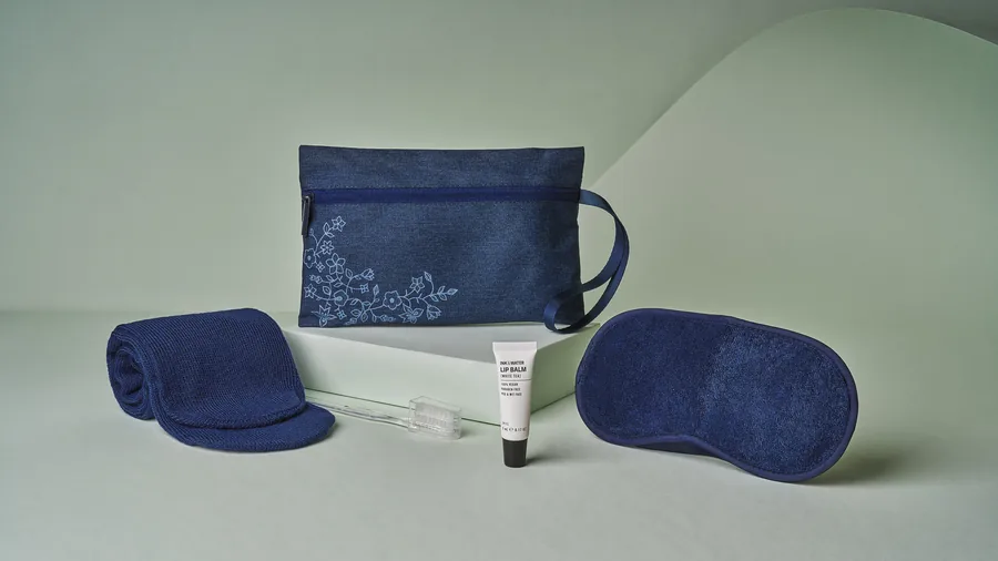 Reiseset der Premium Economy von Singapore Airlines mit Batikmotiv und Lippenbalsam von INK & WATER