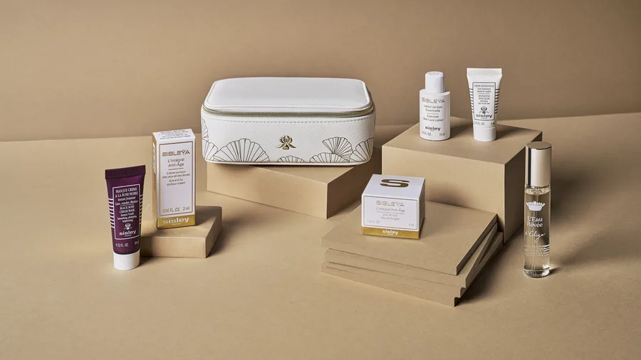 SISLEY-Reiseset für Damen in Suites und First Class von Singapore Airlines mit Orchideenemblem und Ginkgoblatt-Muster