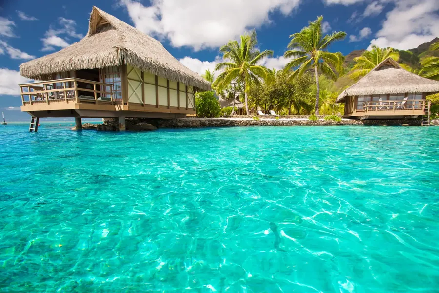 Overwater-Bungalows mit Stufen in eine blaue Lagune
